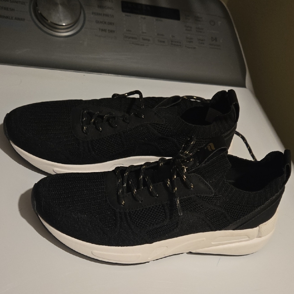 NWOT Fabletics The Everyday Sneaker womens size 8